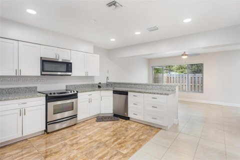 House in Oakland Park, Florida 3 bedrooms, 125.42 sq.m. № 2024696 - photo 23