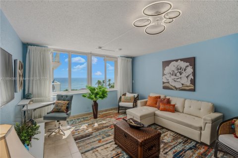 Copropriété à louer à Sunny Isles Beach, Floride: 1 chambre, 63.17 m2 № 1949055 - photo 1
