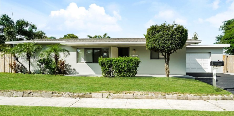 Дом в Холливуд, Флорида 4 спальни, 166.11м2 № 1945253