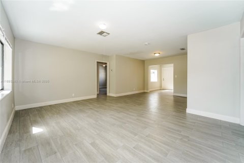 Снять в аренду виллу или дом в Холливуд, Флорида 4 спальни, 166.11м2, № 1945253 - фото 2