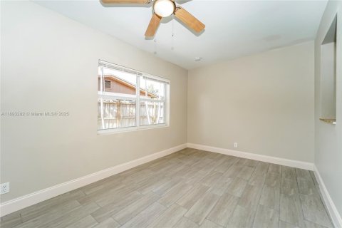 Снять в аренду виллу или дом в Холливуд, Флорида 4 спальни, 166.11м2, № 1945253 - фото 11