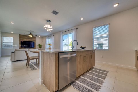 Купить виллу или дом в Хомстед, Флорида 4 спальни, 236.34м2, № 1955538 - фото 11