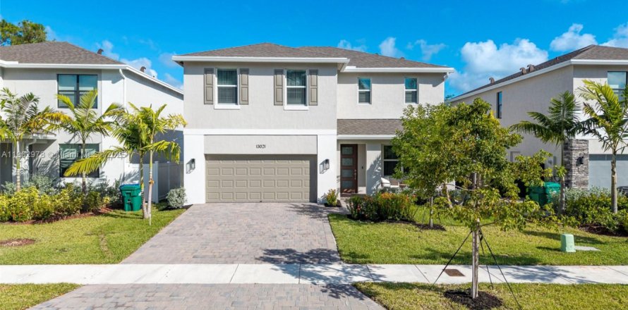 Дом в Хомстед, Флорида 4 спальни, 236.34м2 № 1955538