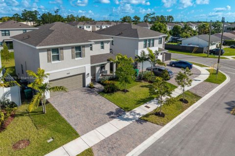 Купить виллу или дом в Хомстед, Флорида 4 спальни, 236.34м2, № 1955538 - фото 3