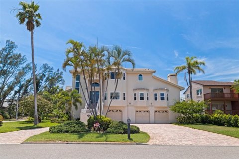 House in Tierra Verde, Florida 4 bedrooms, 344.67 sq.m. № 1757008 - photo 1