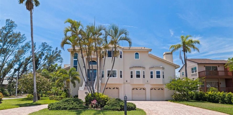 House in Tierra Verde, Florida 4 bedrooms, 344.67 sq.m. № 1757008