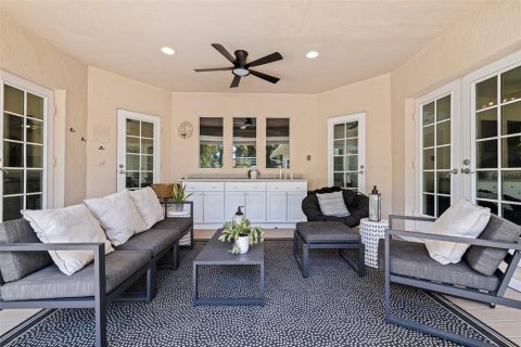 House in Tierra Verde, Florida 4 bedrooms, 344.67 sq.m. № 1757008 - photo 10