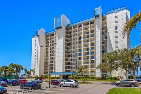 Снять в аренду кондоминиум в Сент-Пит-Бич, Флорида 3 комнаты, 109.16м2, № 1545063 - фото 1
