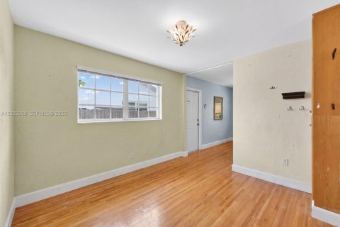Casa en venta en Miami, Florida, 4 dormitorios, 210.24 m2 № 2167957 - foto 13