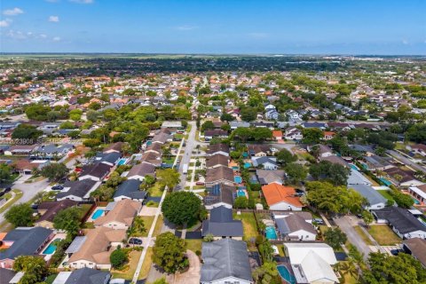 Casa en venta en Miami, Florida, 4 dormitorios, 210.24 m2 № 2167957 - foto 24