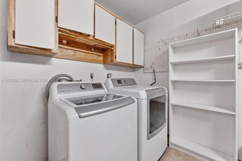 Casa en venta en Miami, Florida, 4 dormitorios, 210.24 m2 № 2167957 - foto 18
