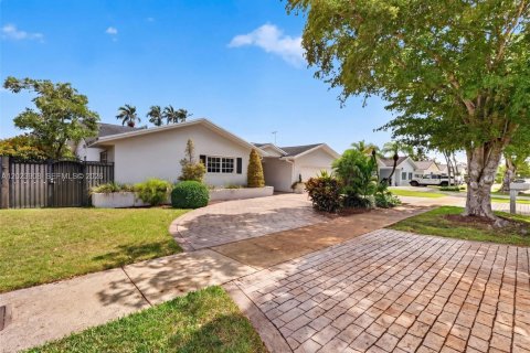 Casa en venta en Miami, Florida, 4 dormitorios, 210.24 m2 № 2167957 - foto 3