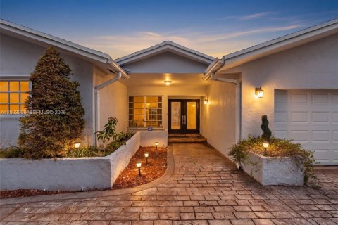 Casa en venta en Miami, Florida, 4 dormitorios, 210.24 m2 № 2167957 - foto 2