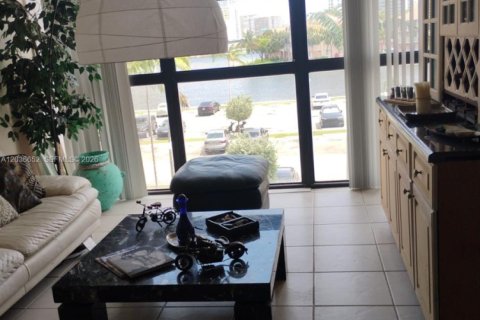 Condominio en venta en Hallandale Beach, Florida, 2 dormitorios, 99.87 m2 № 2085010 - foto 3