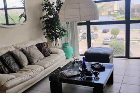 Condominio en venta en Hallandale Beach, Florida, 2 dormitorios, 99.87 m2 № 2085010 - foto 2
