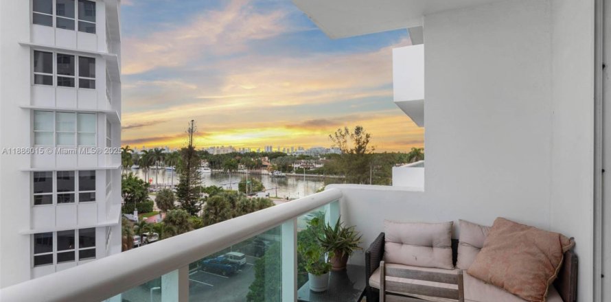 Кондоминиум с 1 спальней в Майами-Бич, Флорида № 2012831