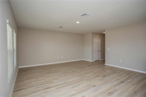 House in Haines City, Florida 5 bedrooms, 280.19 sq.m. № 2119894 - photo 15