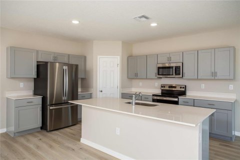 House in Haines City, Florida 5 bedrooms, 280.19 sq.m. № 2119894 - photo 2