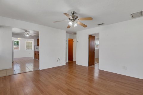 House in Vero Beach, Florida 2 bedrooms, 72.93 sq.m. № 2082804 - photo 11