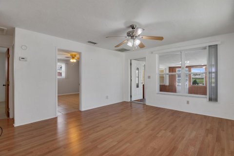 House in Vero Beach, Florida 2 bedrooms, 72.93 sq.m. № 2082804 - photo 13