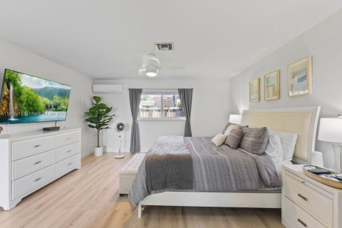 House in Miami, Florida 4 bedrooms, 183.3 sq.m. № 1932638 - photo 26