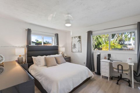 House in Miami, Florida 4 bedrooms, 183.3 sq.m. № 1932638 - photo 21