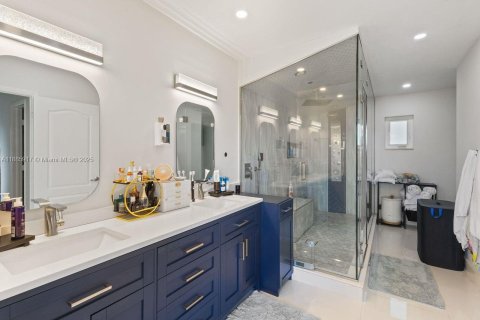 House in Miami, Florida 4 bedrooms, 183.3 sq.m. № 1932638 - photo 9