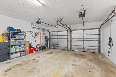 House in Miami, Florida 4 bedrooms, 183.3 sq.m. № 1932638 - photo 10