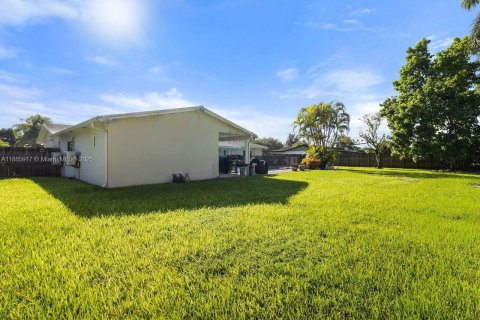 House in Miami, Florida 4 bedrooms, 183.3 sq.m. № 1932638 - photo 5