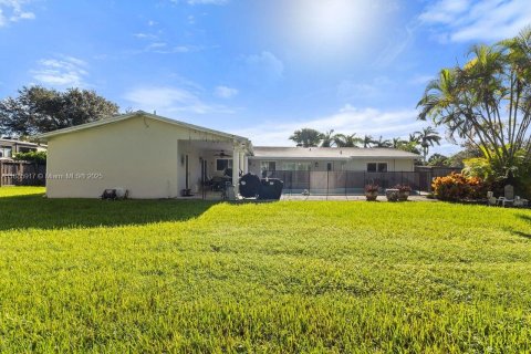House in Miami, Florida 4 bedrooms, 183.3 sq.m. № 1932638 - photo 7
