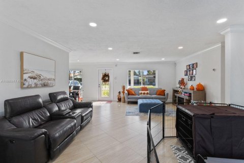 House in Miami, Florida 4 bedrooms, 183.3 sq.m. № 1932638 - photo 13