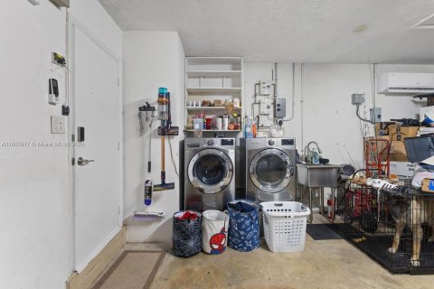 House in Miami, Florida 4 bedrooms, 183.3 sq.m. № 1932638 - photo 12