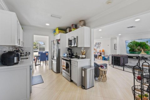 House in Miami, Florida 4 bedrooms, 183.3 sq.m. № 1932638 - photo 25