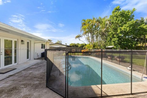 House in Miami, Florida 4 bedrooms, 183.3 sq.m. № 1932638 - photo 22