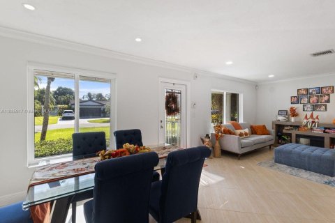 House in Miami, Florida 4 bedrooms, 183.3 sq.m. № 1932638 - photo 19