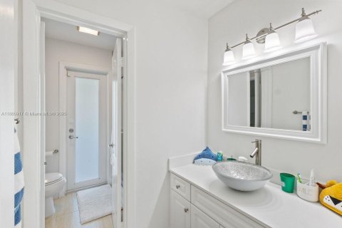 House in Miami, Florida 4 bedrooms, 183.3 sq.m. № 1932638 - photo 24