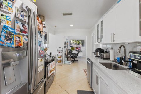 House in Miami, Florida 4 bedrooms, 183.3 sq.m. № 1932638 - photo 17