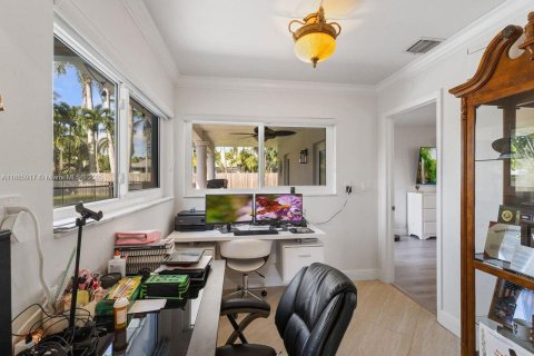 House in Miami, Florida 4 bedrooms, 183.3 sq.m. № 1932638 - photo 15