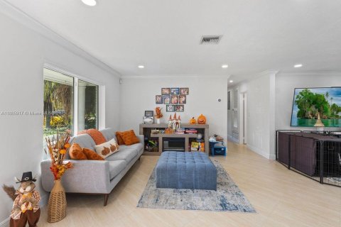 House in Miami, Florida 4 bedrooms, 183.3 sq.m. № 1932638 - photo 29