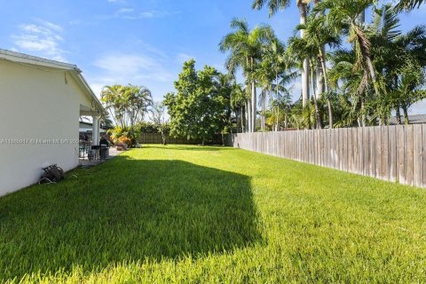 House in Miami, Florida 4 bedrooms, 183.3 sq.m. № 1932638 - photo 6