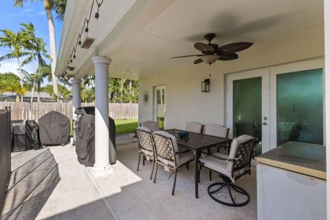 House in Miami, Florida 4 bedrooms, 183.3 sq.m. № 1932638 - photo 16