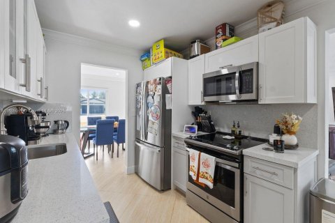 House in Miami, Florida 4 bedrooms, 183.3 sq.m. № 1932638 - photo 18