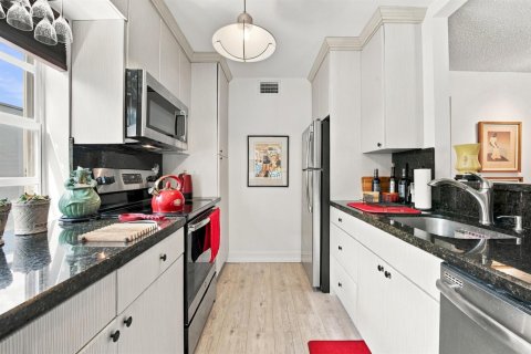 Condo in Delray Beach, Florida, 2 bedrooms  № 2392010 - photo 8