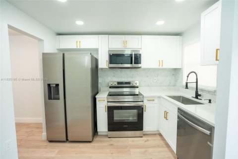 Condo in Sunrise, Florida, 2 bedrooms  № 1820429 - photo 7