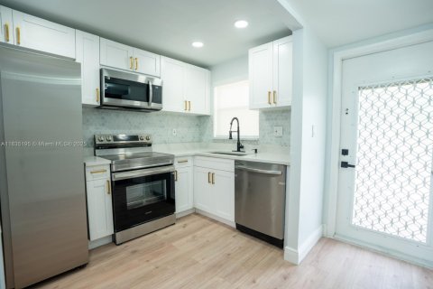Condo in Sunrise, Florida, 2 bedrooms  № 1820429 - photo 8