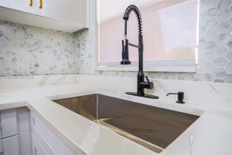 Condo in Sunrise, Florida, 2 bedrooms  № 1820429 - photo 9