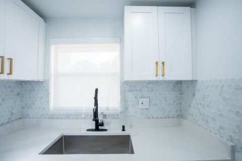 Condo in Sunrise, Florida, 2 bedrooms  № 1820429 - photo 11