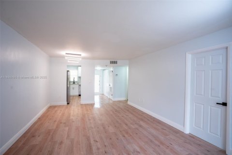 Condo in Sunrise, Florida, 2 bedrooms  № 1820429 - photo 2