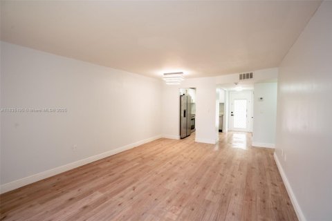 Condo in Sunrise, Florida, 2 bedrooms  № 1820429 - photo 3