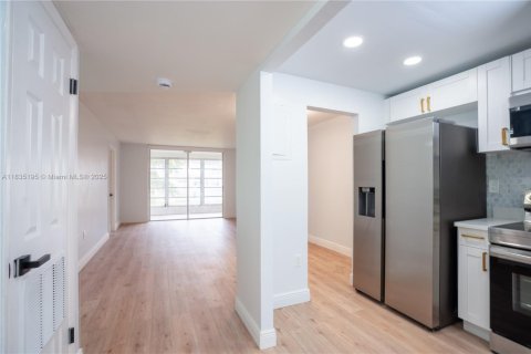 Condo in Sunrise, Florida, 2 bedrooms  № 1820429 - photo 1